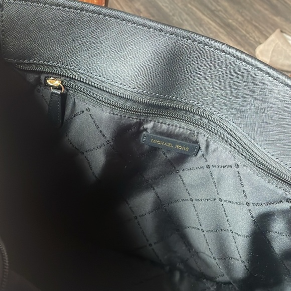 Black Jet Set Travel Large Saffiano Leather Tote - Picture 4 of 10